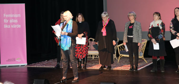 Inkomna #metoo berättelser från kvinnor i Jämtland Härjedalen lästes upp.