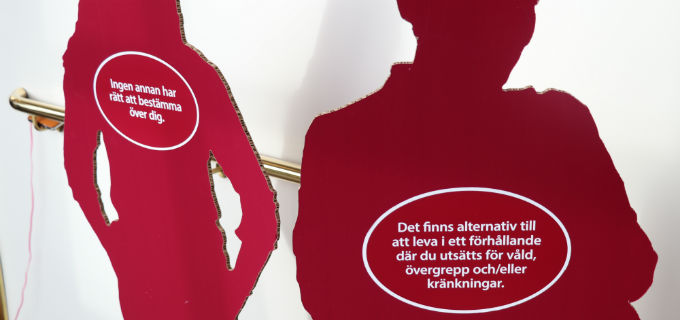 Kvinnojourens utställning.