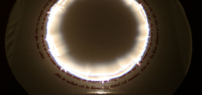 Konstverket Imaginär gräns. En del av utställningen Mäns våld mot kvinnor.