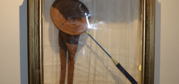 Konstverket Kvinnofällan. En del av utställningen Mäns våld mot kvinnor.