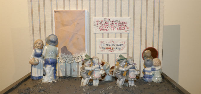 Konstverket Betongnovell. En del av utställningen Mäns våld mot kvinnor.