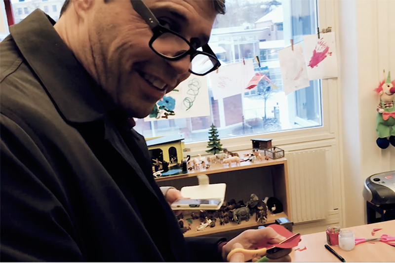 ÖFK:s ordförande Daniel Kindberg klipper och klistrar. 