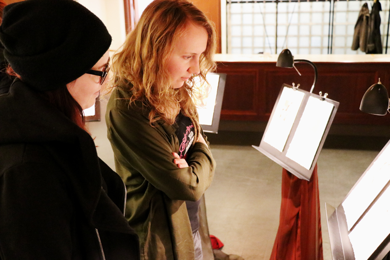 En av flera utställningar var "Kyss", en utställning i ord och bild över bibelns Höga visan, av prästen och satirikern Kent Wisti och författaren Maria Küchen. Foto: Anton Säwström