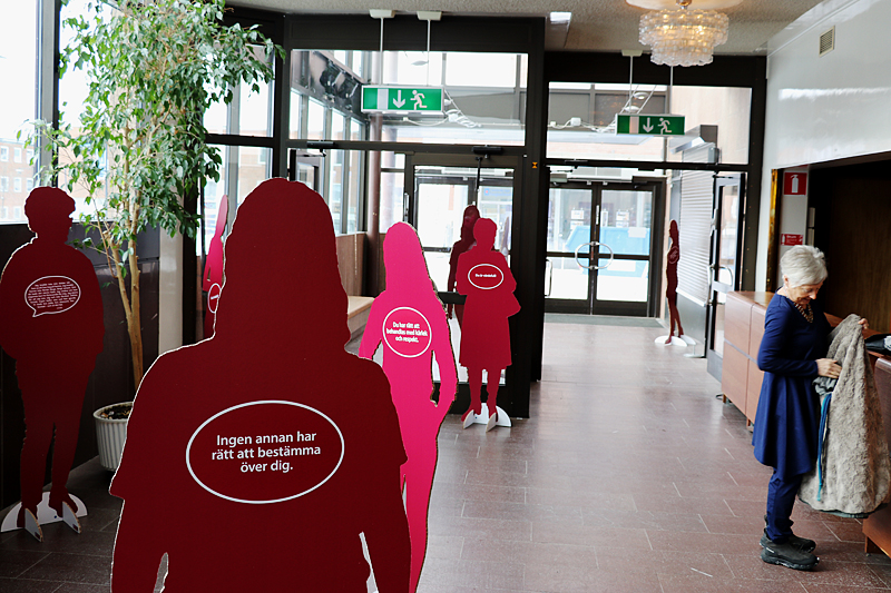 Kvinnojouren i Östersund hade ställt upp sina kvinnofigurer med viktiga budskap. Foto: Anton Säwström