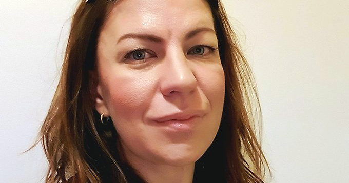 Närbild på person med mörkt hår