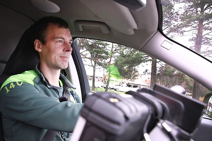 en ambulanssjuksköterska kör en ambulans