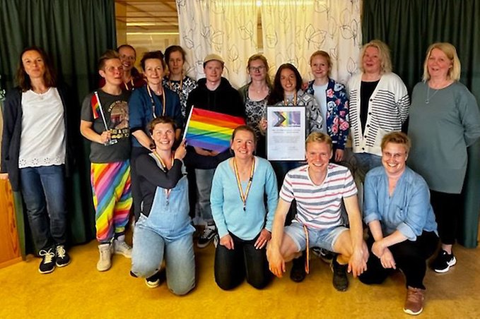 Gruppbild på 15 personer.