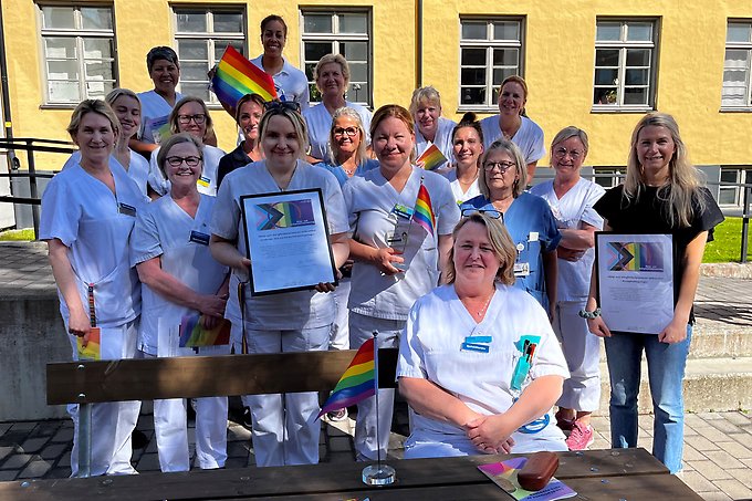 gruppbild på 18 personer utomhus