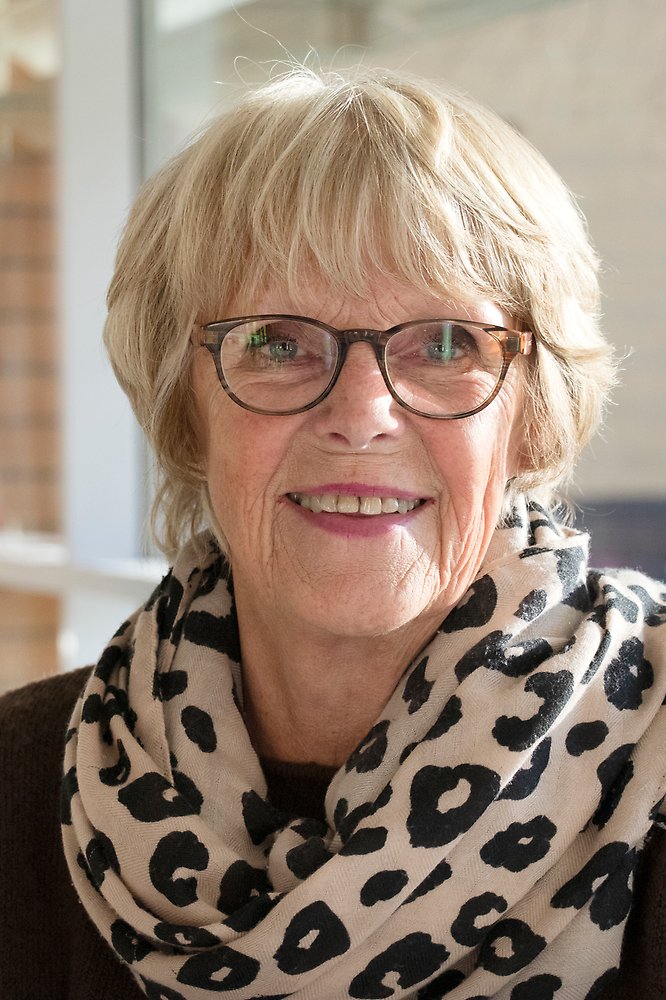 Porträttbild på en 70-årig person med glasögon och kortklippt, ljust hår.